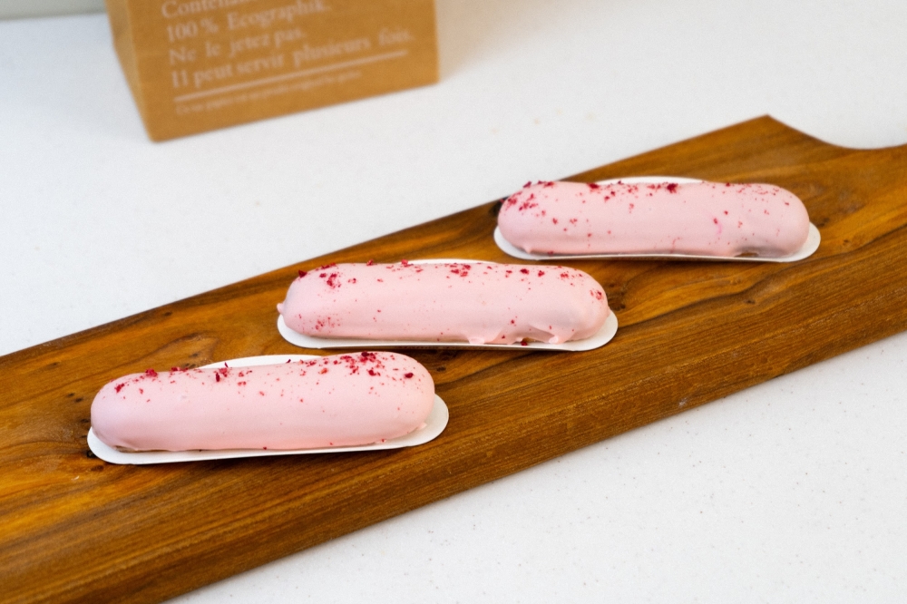 Эклер клубничный