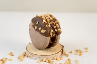 Макаронс с карамельной начинкой (шоколадный)