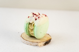 Макаронс с малиновым конфи (фисташковый)