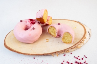 Пончик с клубничным шоколадом