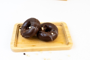 Пончик шоколадный