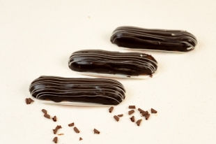 Эклер шоколадный