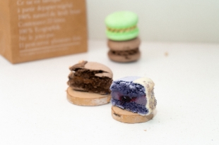 Макаронс с начинкой из смородины